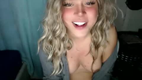 Snapshot of emmawatsoons chatting on 12-01-25, 02:27 YourDreamGirl Emma online show from 12-01-25, 02:27