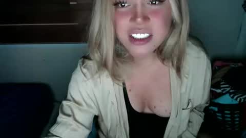 Snapshot of emmawatsoons chatting on 12-03-25, 01:42 YourDreamGirl Emma online show from 12-03-25, 01:42