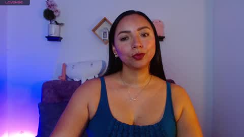 Snapshot of emmi_cam chatting on 09-10-25, 02:44 Emmi Cam online show from 09-10-25, 02:44
