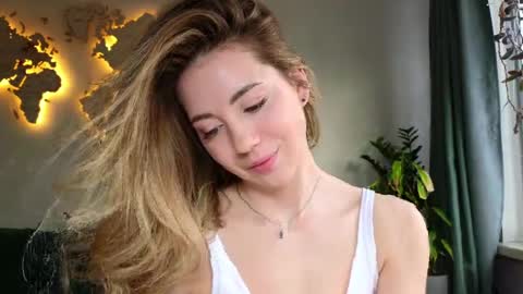 Snapshot of emmi_rosee chatting on 03-23-26, 07:34 Miss Emmi online show from 03-23-26, 07:34