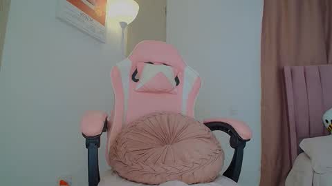 Snapshot of emmily_forever chatting on 10-13-25, 07:58 emmily online show from 10-13-25, 07:58