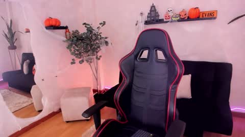 Emmy Evans  online show from 10-28-25, 08:11