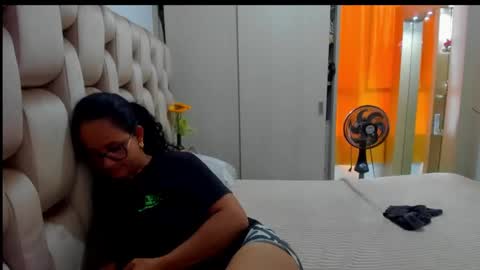 Snapshot of emperatriztapia chatting on 12-15-24, 04:59 emperatriztapia online show from 12-15-24, 04:59