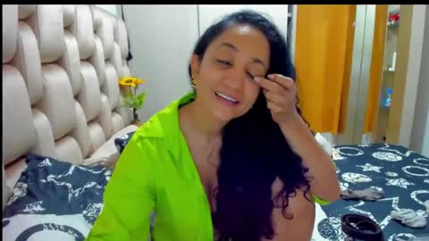 Snapshot of emperatriztapia chatting on 02-27-25, 12:32 emperatriztapia online show from 02-27-25, 12:32