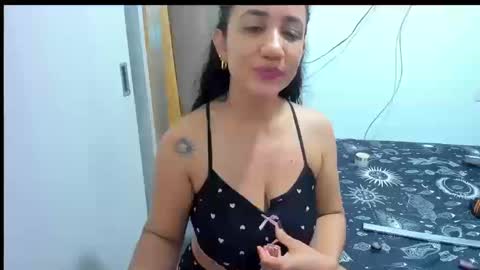 Snapshot of emperatriztapia chatting on 10-19-25, 12:00 emperatriztapia online show from 10-19-25, 12:00