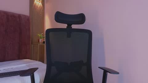 Snapshot of emy_leon chatting on 11-16-25, 07:14 Emy online show from 11-16-25, 07:14