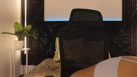 Snapshot of emy_leon chatting on 11-27-25, 07:05 Emy online show from 11-27-25, 07:05