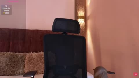 Snapshot of emy_leon chatting on 02-24-26, 08:07 Emy online show from 02-24-26, 08:07