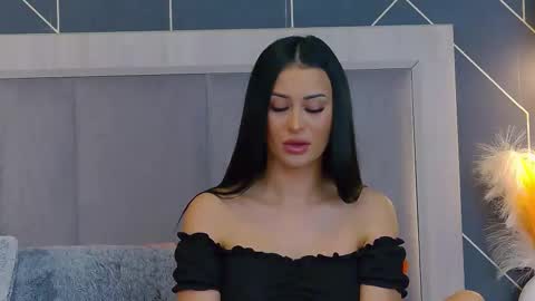 Snapshot of emylaveau chatting on 02-12-26, 06:52 Emy online show from 02-12-26, 06:52