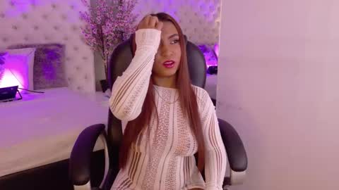 Snapshot of emyliluxe chatting on 12-20-25, 04:30 Sexy Emyli online show from 12-20-25, 04:30