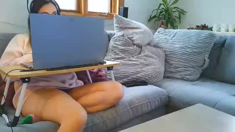 Snapshot of emyxxl chatting on 12-16-25, 01:05 emyxxl online show from 12-16-25, 01:05