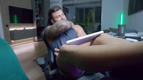 Erik online show from 10-30-25, 04:52