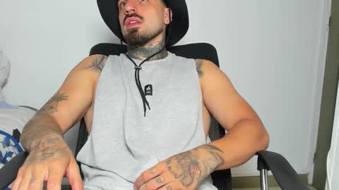 Snapshot of enzoaren chatting on 10-17-25, 01:09 Enzo Aren online show from 10-17-25, 01:09