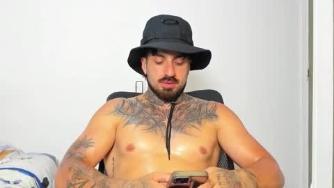 Snapshot of enzoaren chatting on 10-19-25, 01:28 Enzo Aren online show from 10-19-25, 01:28