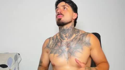 Snapshot of enzoaren chatting on 10-21-25, 12:11 Enzo Aren online show from 10-21-25, 12:11