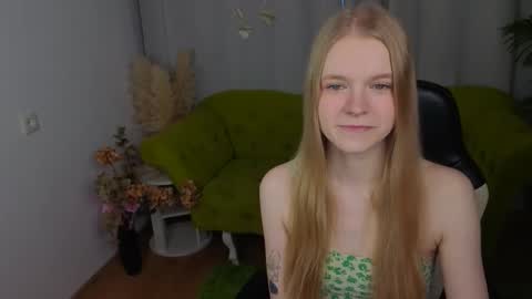 Snapshot of erica_coy_ chatting on 12-14-25, 08:20 Erica online show from 12-14-25, 08:20