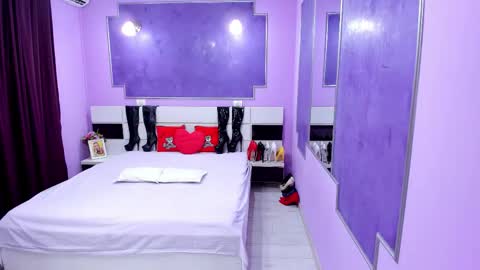 Erica online show from 10-07-25, 03:47