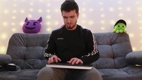 Snapshot of erick_brant chatting on 12-20-24, 06:40 ERICK online show from 12-20-24, 06:40