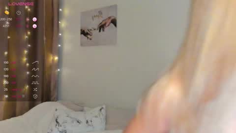 Snapshot of erlina_may chatting on 09-28-25, 05:29 Elina online show from 09-28-25, 05:29