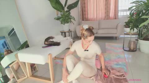 TINY  online show from 09-10-25, 06:19