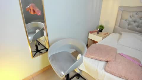 Escarlet online show from 10-23-25, 02:05