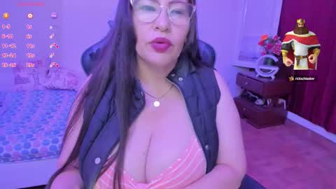 Snapshot of esmeralda_milf1 chatting on 09-12-25, 07:14 esme online show from 09-12-25, 07:14