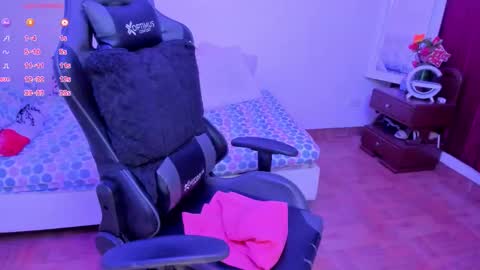 Snapshot of esmeralda_milf1 chatting on 09-20-25, 11:22 esme online show from 09-20-25, 11:22