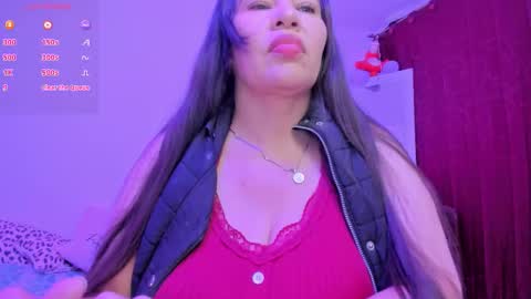Snapshot of esmeralda_milf1 chatting on 09-22-25, 11:01 esme online show from 09-22-25, 11:01