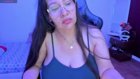 Snapshot of esmeralda_milf1 chatting on 09-30-25, 02:00 esme online show from 09-30-25, 02:00