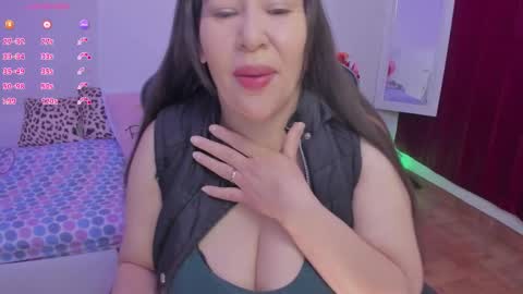 Snapshot of esmeralda_milf1 chatting on 10-06-25, 11:29 esme online show from 10-06-25, 11:29