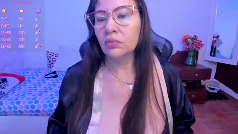 Snapshot of esmeralda_milf1 chatting on 10-12-25, 08:08 esme online show from 10-12-25, 08:08