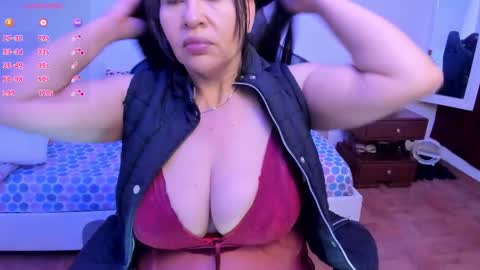 Snapshot of esmeralda_milf1 chatting on 10-16-25, 11:44 esme online show from 10-16-25, 11:44
