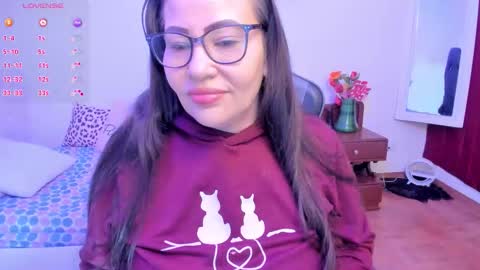 Snapshot of esmeralda_milf1 chatting on 10-19-25, 02:40 esme online show from 10-19-25, 02:40