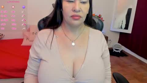 Snapshot of esmeralda_milf1 chatting on 11-08-25, 06:40 esme online show from 11-08-25, 06:40