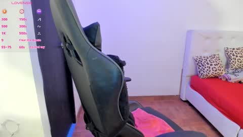 Snapshot of esmeralda_milf1 chatting on 11-11-25, 06:41 esme online show from 11-11-25, 06:41