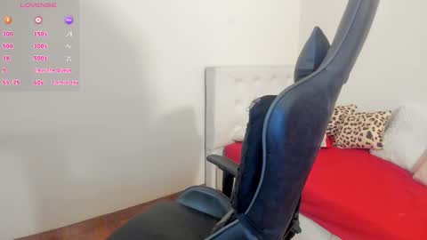 Snapshot of esmeralda_milf1 chatting on 11-18-25, 06:45 esme online show from 11-18-25, 06:45