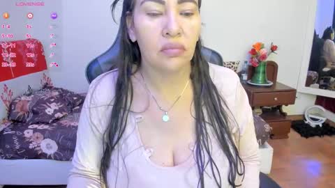 Snapshot of esmeralda_milf1 chatting on 12-01-25, 02:44 esme online show from 12-01-25, 02:44