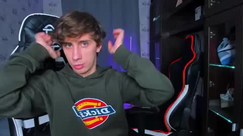 Snapshot of esthetics_boys chatting on 02-22-25, 05:46 LOUIS online show from 02-22-25, 05:46