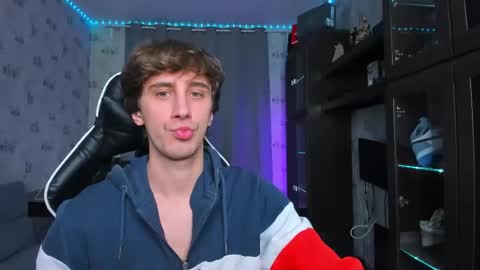 Snapshot of esthetics_boys chatting on 02-26-25, 08:44 LOUIS online show from 02-26-25, 08:44