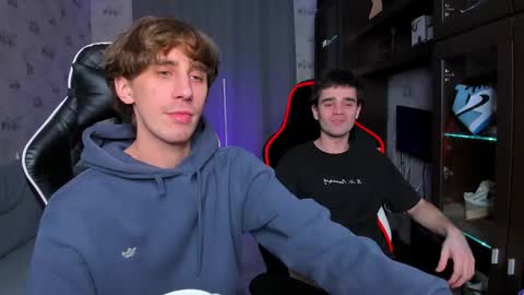 Snapshot of esthetics_boys chatting on 02-28-25, 02:31 LOUIS online show from 02-28-25, 02:31