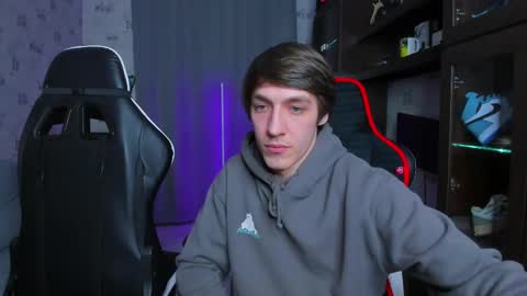 Snapshot of esthetics_boys chatting on 03-04-25, 03:44 LOUIS online show from 03-04-25, 03:44