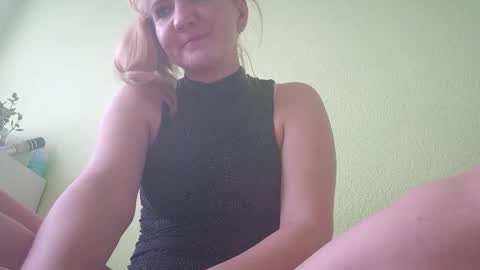 Snapshot of estrellawalters chatting on 01-01-25, 10:32 estrellawalters online show from 01-01-25, 10:32