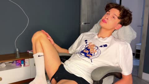 Snapshot of estremecerse chatting on 12-28-24, 08:15 Alex online show from 12-28-24, 08:15