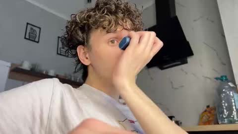 Snapshot of estremecerse chatting on 02-28-26, 10:27 Alex online show from 02-28-26, 10:27