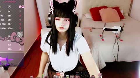 Snapshot of eternal_moonqs chatting on 11-17-25, 08:36 Moon online show from 11-17-25, 08:36