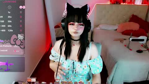 Snapshot of eternal_moonqs chatting on 11-27-25, 08:00 Moon online show from 11-27-25, 08:00