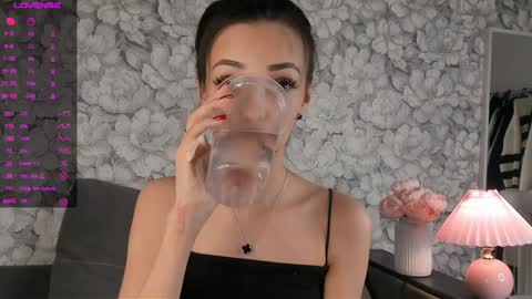 Snapshot of eva_doncray chatting on 12-22-24, 07:52 Eva online show from 12-22-24, 07:52