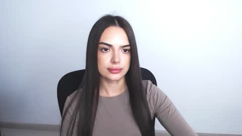 Snapshot of eva_rossee_ chatting on 11-18-25, 12:20 Eva online show from 11-18-25, 12:20