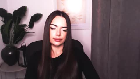 Snapshot of eva_rossee_ chatting on 12-19-25, 04:03 Eva online show from 12-19-25, 04:03