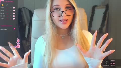 Snapshot of evacadooo chatting on 12-22-24, 02:39 Eva online show from 12-22-24, 02:39